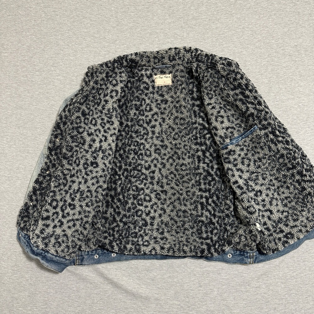 We The Free Free People Wild Ones Sherpa Trucker Jacket Light Wash Denim Size M - Picture 4 of 15
